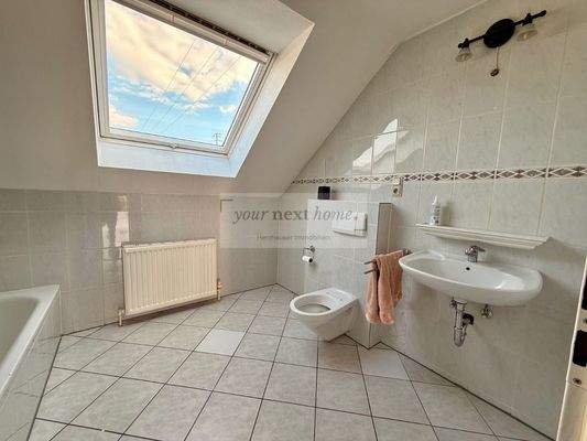 Tageslichtbadezimmer mit Dusche und Wanne