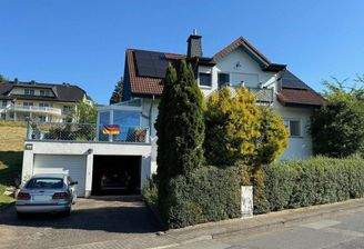 Aussenansicht mit Wintergarten und Doppelgarage