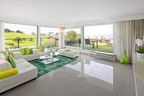 Lichtdurchfluteter Wohn- und Essbereich