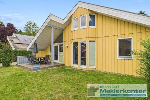 Hofseite mit teilüberdachter Terrasse