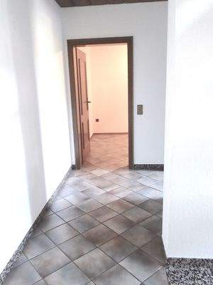 Flur zum Bad und Büro EG