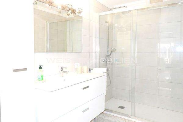 Badezimmer mit viel Platz unter der Dusche