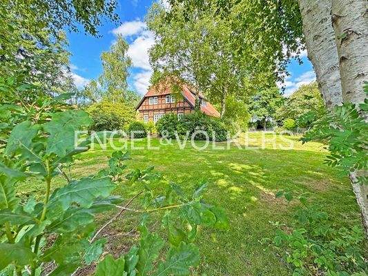 Hausansicht mit Gartenlandschaft