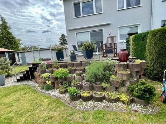 Gartenseite mit Terrasse