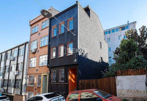 Ready-to-Move Building in Fatih Suitable for Airbnb
