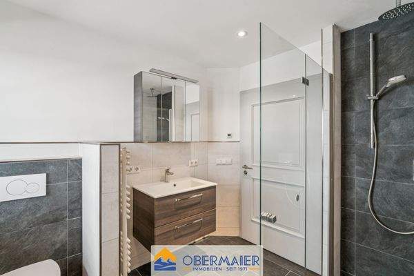 17_schönes_Badezimmer_mit_Dusche_Einlieger