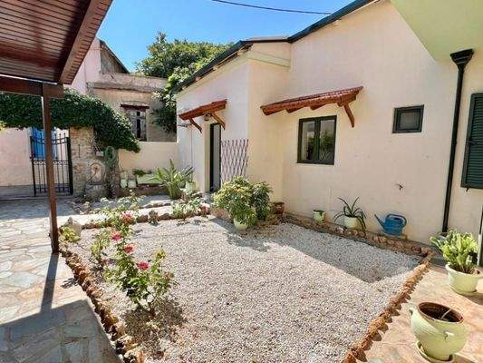 Kreta, Neapoli: Stadthaus mit Garten und Terrasse zu verkaufen