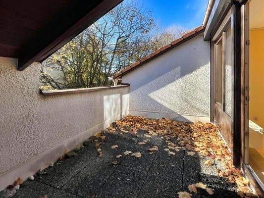 Sonniger Balkon mit überdachter Nische