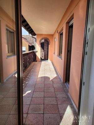 überdachter großer Balkon 1