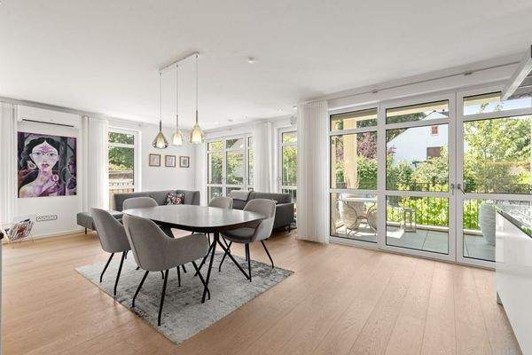 Der helle Wohn- und Essbereich