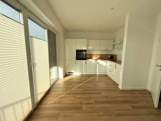 Küche mit Ausgang zum Balkon