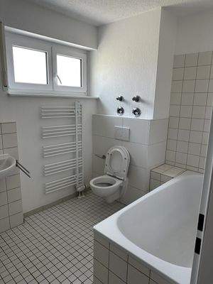 Bad mit Fenster+Wanne