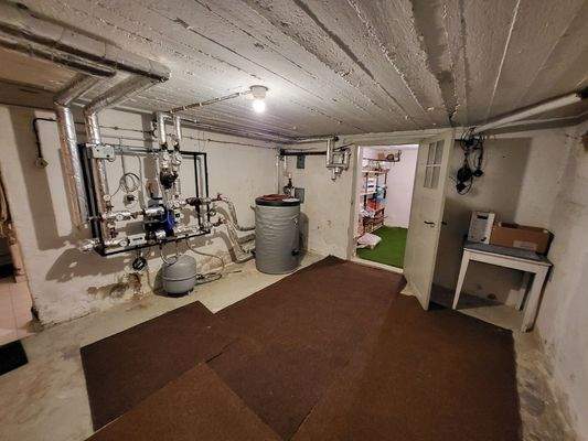 Kellerraum mit Fernheizungstechnik