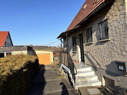 Hof mit Treppenanlage zum Haus (Westseite)