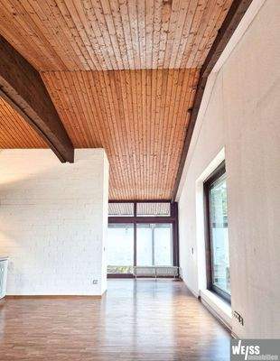 Blick zur Terrasse hinter Garage