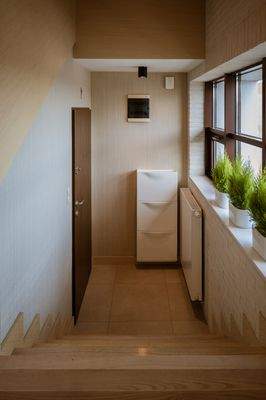 1. Die Wohnungseingangstür im 5. OG mit der Wohnun