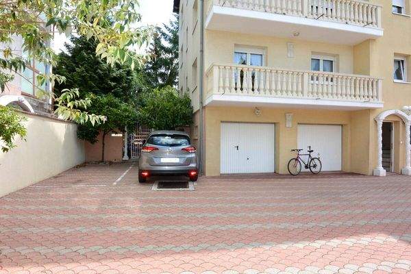 2  mit Stellplätzen