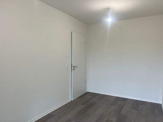 Leerer Raum mit Holzboden