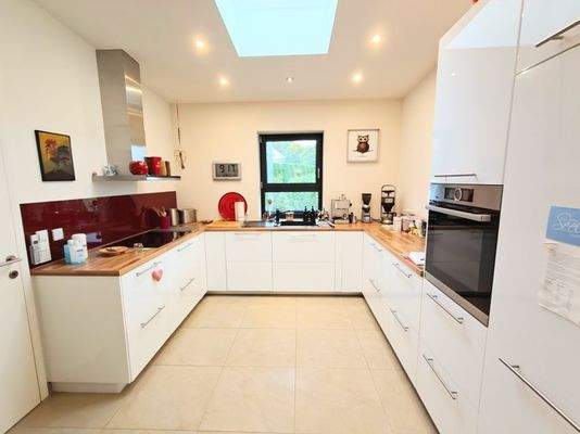 viel Platz bietet die helle, lichtdurchflutete Küche