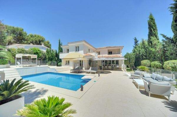 Hausansicht mit Pool