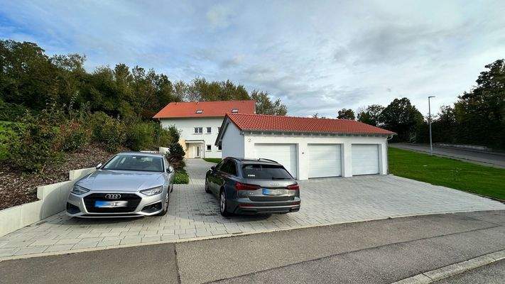 Stellplätze und Garage