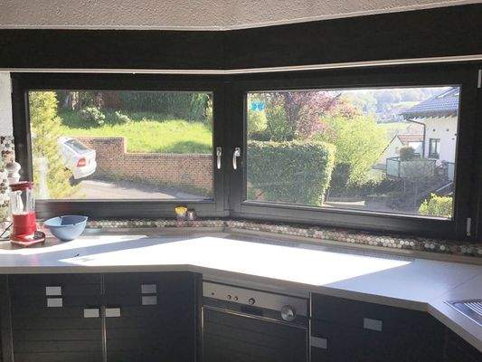 Einbauküche mit Blick aus der Frontseite