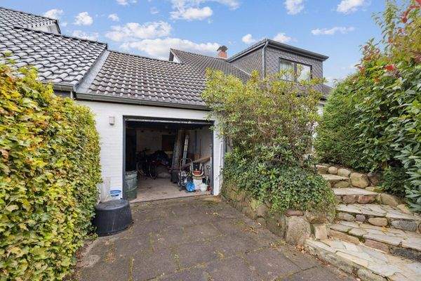 Garage & Treppe zum Eingang