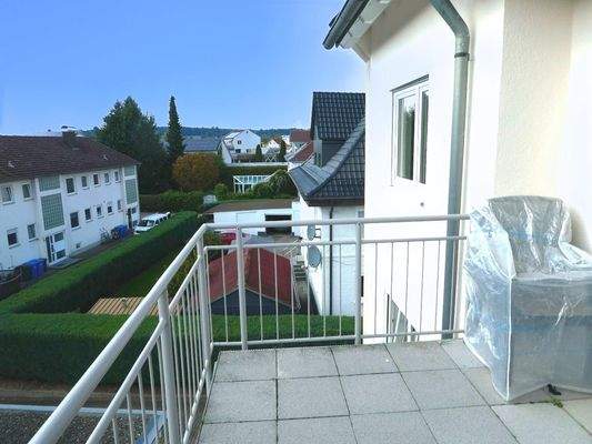 Teilüberdachter, breiter Balkon mit Fernsicht