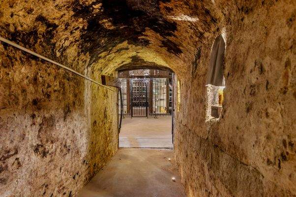 Geheimgang in die unterirdische Kelterhalle