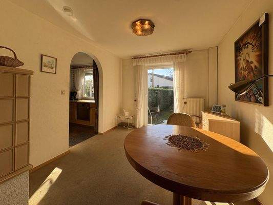 Esszimmer mit Zugang in den Garten