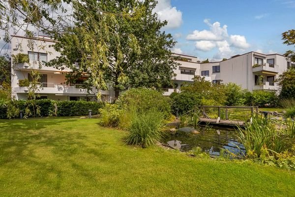 Großzügiger Garten mit Teich