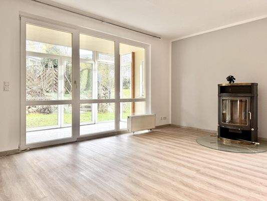 Blick auf Wintergarten und Kamin