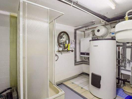 Heizungsraum mit Dusche UG