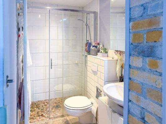 GästeWC mit ebenerdiger Dusche