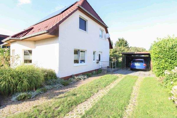 Carport und Hauseingang