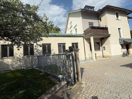 Rückwärtige Ansicht Wohn- und Geschäftshaus