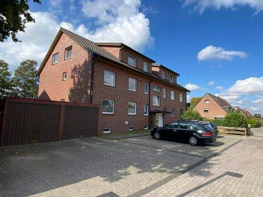 Blick auf 2 Garagen, 4 PKW-Stellplätze u.MFH mit 9 Mietwohnungen