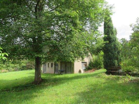 Grundstück mit Wirtschaftsgebäude