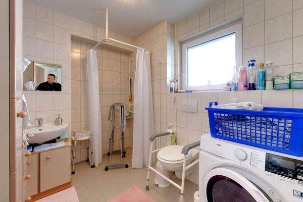 Seniorengerechtes Bad mit ebenerdiger Dusche