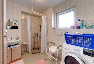 Seniorengerechtes Bad mit ebenerdiger Dusche