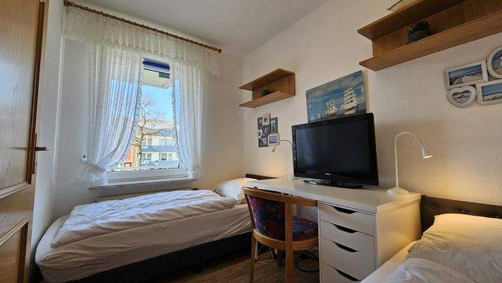 Schlafzimmer mit West-Fenster