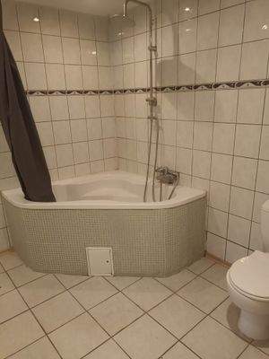 Bad 1.OG Badewanne mit Dusche