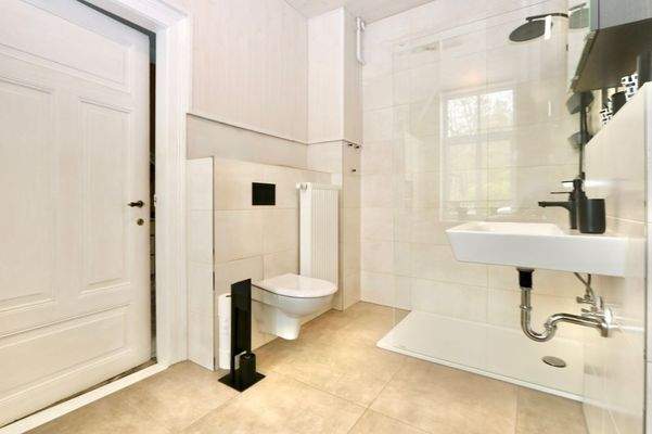 mit modernem Tageslicht-Duschbad