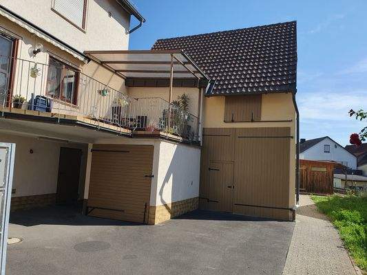 geräumiger Innhof mit interessanten Nebengebäuden