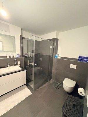  Modernes Badezimmer (aktuell)