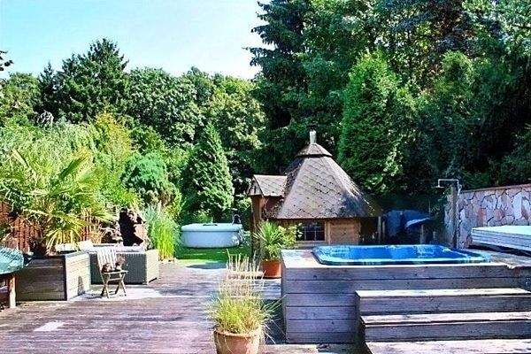 Garten mit Pool, Whirlpool und Sauna