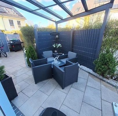 seitliche Terrasse mit Loggia