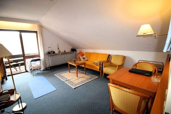 Wohnraum mit Balkonzugang