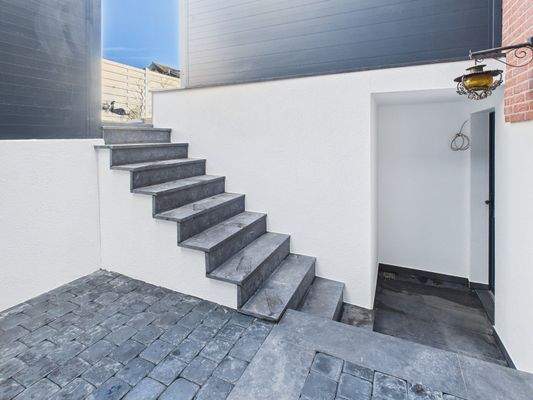Treppe zur Terrasse -UG- 
