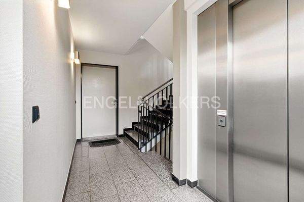 Treppenhaus mit Aufzug